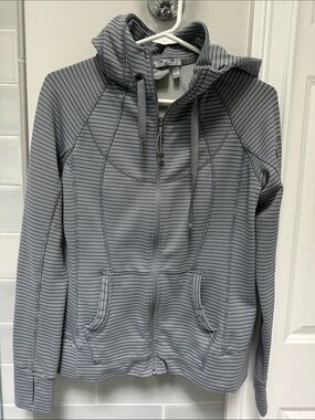 Athleta Fleece lined jacket Medium
Perfect for day on the water or at the beach